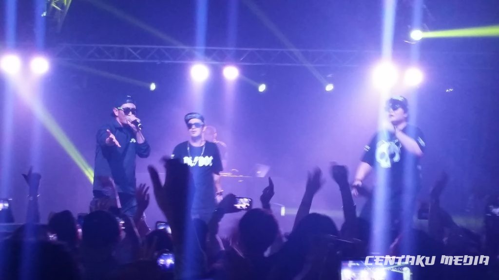 DJ DOC performing at the 90s K-Pop Superstars concert at Wild Bills in 2015.
