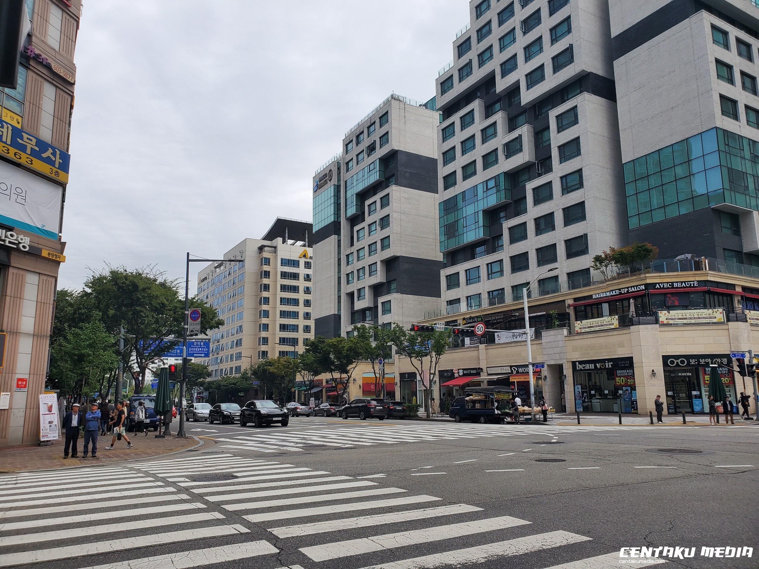 Many locally owned businesses thrive on an overcast weekday afternoon in the Seongnam area.
